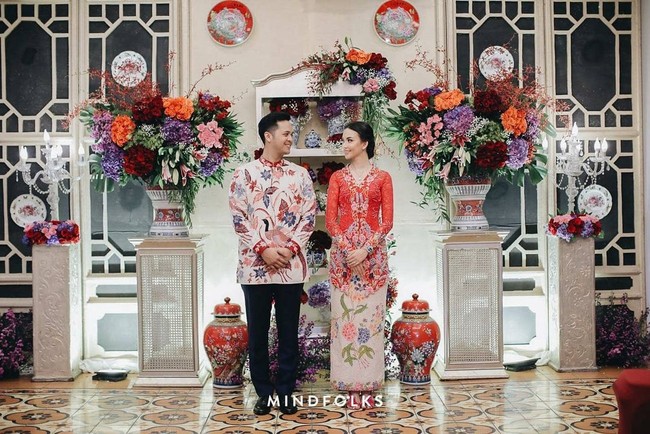 Puteri Pariwisata Indonesia 2017 Karina Nadila memilih busana bernuansa Peranakan saat acara lamaran dengan Rangga Prihartanto. Ia mengenakan kebaya encim warna merah berhias bordir bunga rancangan Surya Abduh. Foto: Instagram/@karinadila8921