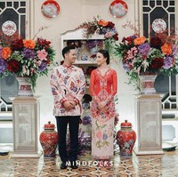 Puteri Pariwisata Indonesia 2017 Karina Nadila memilih busana bernuansa Peranakan saat acara lamaran dengan Rangga Prihartanto. Ia mengenakan kebaya encim warna merah berhias bordir bunga rancangan Surya Abduh. Foto: Instagram/@karinadila8921