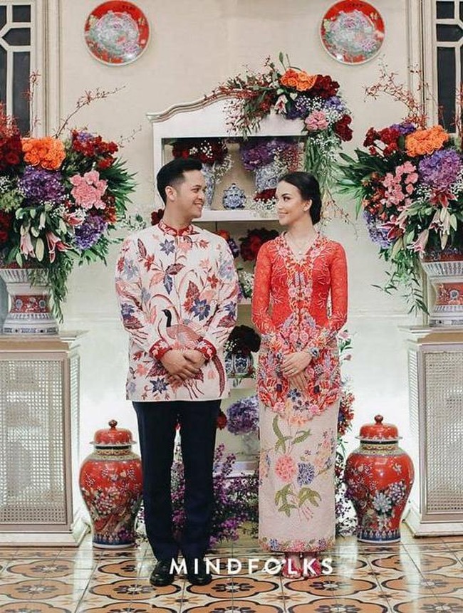 Puteri Pariwisata Indonesia 2017 Karina Nadila memilih busana bernuansa Peranakan saat acara tunangan dengan Rangga Prihartanto. Ia mengenakan kebaya encim warna merah berhias bordir bunga. Foto: Instagram/@karinadila8921