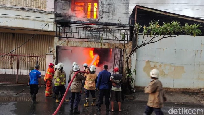 Kebakaran toko plastik di Semarang, 17/3/2021