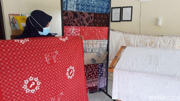 Kelompok difabel di Boyolali terus berusaha berkarya dengan membuat kain batik di tengah masa sulit akibat pandemi virus Corona atau COVID-19, Rabu (17/3/2021).