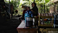 Dengan bertambahnya 2,7 juta itu maka penduduk miskin Indonesia tembus 27,5 juta orang.