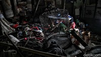Saat ini vaksin telah diberikan kepada warga Indonesia guna memulihkan ekonomi nasional. Harapannya roda kehidupan kembali berjalan normal.