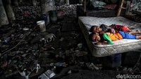 Berdasarkan data Badan Pusat Statistik, jumlah warga miskin di Indonesia meningkat akibat pandemi COVID-19.