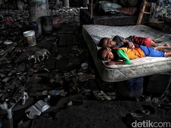 Diam Lapar, Keluar Terpapar