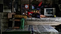 Seorang warga tidur di rumah semi permanen di kolong Tol Wiyoto Wiyono, Papanggo, Jakarta Utara.