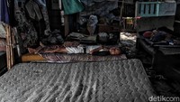 Salah satu warga yang tinggal di kolong tol mengaku semenjak COVID-19 melanda membuat pendapatan mereka terganggu dan menganggur dalam waktu yang cukup lama.