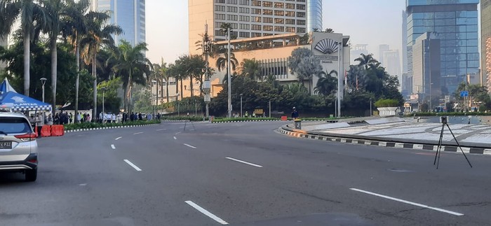 Kondisi lalu lintas di Bundaran HI dialihkan karena ada olah TKP pesepeda ditabrak Mercy.