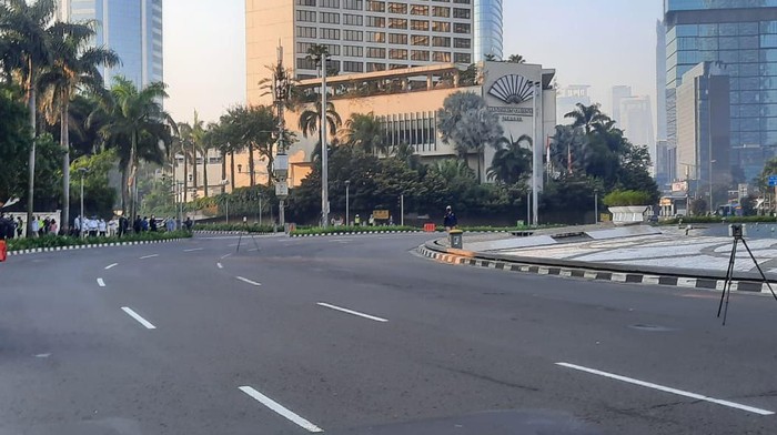 Kondisi lalu lintas di Bundaran HI dialihkan karena ada olah TKP pesepeda ditabrak Mercy.