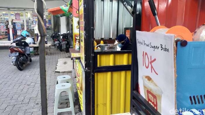 Banyak swalayan di Surabaya yang menyewakan lahan parkir ke UMKM. Padahal itu dilarang oleh Pemkot Surabaya.