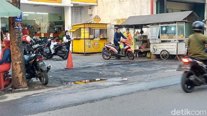 Pakar Ekonomi Universitas Airlangga (Unair) Surabaya Imron Mawardi menilai, sebagian besar swalayan di Kota Pahlawan menyewakan lahan parkir kepada pedagang atau UMKM. Hal tersebut menyalahi aturan Dinas Perdagangan yang menerbitkan Surat Pemberitahuan Pemanfaatan Bangunan Toko Swalayan Nomor 510/05905/436.7.21/2021 per 12 Maret 2021.