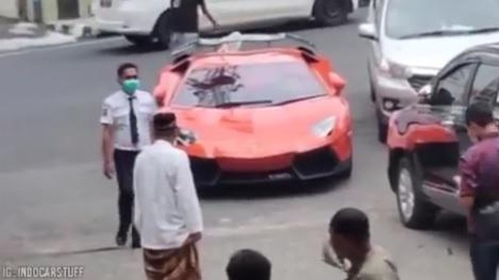 Lamborghini Aventador SV diparkir di masjid