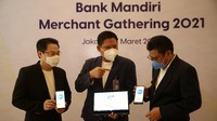 Pakar Feng Shui Yulius Fang, SVP Transaction Retail Banking Sales Bank Mandiri Thomas Wahyudi dan Managing Partner Inventure Indonesia Yuswohady sedang berbincang tentang aplikasi Livin by Mandiri di sela-sela Merchant gathering di Jakarta, Rabu (17/3). 