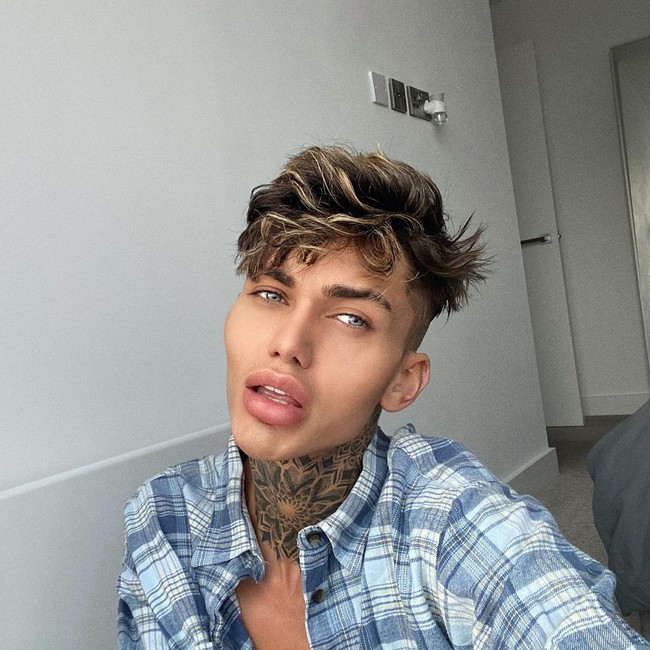 Bukan berarti aku insecure atau benci dengan penampilanku, tapi karena aku cepat bosan dengan wajahku dan ingin mengubah penampilan, paparnya.  Foto: dok. Instagram