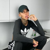 Pria ini tergila-gila dengan filter Instagram yang mempercantik wajahnya. Pria asal Inggris bernama Levi Jed Murphy itu pun melakukan operasi plastik, namun yang terjadi malah mendapatkan komentar buruk.  Foto: dok. Instagram