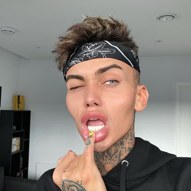 Ada yang menyebut wajahnya mirip Squidward, salah satu tokoh di kartun Spongebob sampai mirip topeng yang ada di film The Purge. Foto: dok. Instagram