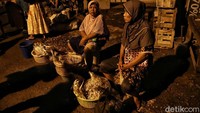 Pasar ini buka dari subuh karena banyak warga yang mulai mencari ikan segar di jam tersebut.