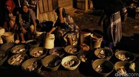 Hasil tangkapan neayan yang dijual di pasar subuh seperti ikan, udang, dan kepiting. 