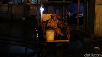 Tapi permasalahan jika berjualan di pasar tersebut, warga harus siap dengan kedatangan air rob yang biasanya naik saat subuh.