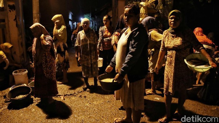 Sejumlah nelayan perempuan berdagang di Pasar Gandong, Bonang,  Demak, Jawa Tengah, Selasa (2/3). Pasar yang digelar setiap jam 4 subuh setiap harinya ini menjual hasil tangkapan ikan laut berupa ikan, udang dan kepiting. Alasan mengapa pasar ini dibuka dari subuh karena banyak warga yang mulai mencari ikan segar di jam tersebut.