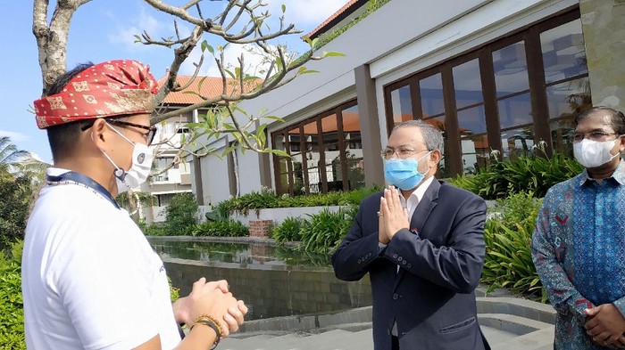 Menparekraf Sandiaga Uno bertemu dengan Dubes India untuk Indonesia Shri Manoj Kumar Bharti di Bali (Foto: dok detikcom)