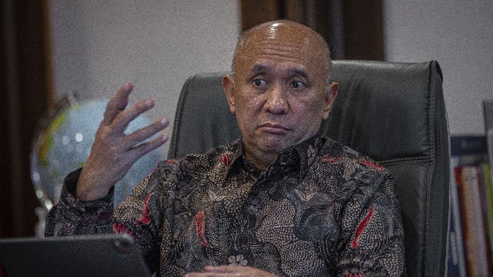 Menteri Koperasi dan UKM Teten Masduki berpose usai sesi wawancara terkait Gerakan Nasional Bangga Buatan Indonesia (Gernas BBI) 2021 di kantornya di Jakarta, Selasa (16/3/2021). Menteri Teten mengatakan Gernas BBI 2021 bertujuan membantu para pelaku UMKM untuk bangkit dari keterpurukan akibat pandemi COVID-19. ANTARA FOTO/Aditya Pradana Putra/hp.