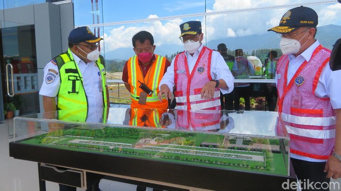 Menteri Perhubungan Budi Karya Sumadi saat meninjau Bandara Tana Toraja, Sulsel (Noval/detikcom).