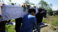 Kerabat dan keluarga mengantarkan jenazah ke pusata terakhir di di pemakaman Desa Tegalrejo, Kecamatan Gondang, Sragen.