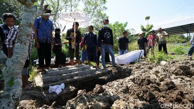 Momen Pemakaman Legenda Tayub Sragen Bu Suji Mentir