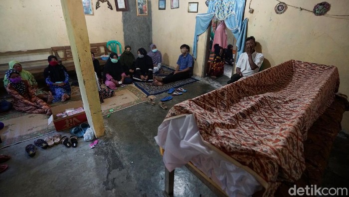 Momen Pemakaman Legenda Tayub Sragen Bu Suji Mentir Seniman tayub yang juga sinden asal Sragen, Jawa Tengah, Sujiati (67), dikabarkan meninggal dunia karena sakit yang dideritanya.