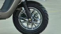 Dilihat lebih detail, Vespa 946 kloningan dari China ini menggunakan velg dengan desain yang berbeda, menggunakan 10 palang, sudah dilengkapi dengan rem cakram depan,  drum bake atau rem tromol belakang. Ukuran ban depan berukuran 100 membalut pelek 10 inci. Foto: Alibaba