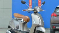 Ini tampilan skuter yang mirip dengan Vespa 946. Tingkat kemiripannya mencapai 90 persen. Motor ini diproduksi di Jiangsu, China. Foto: Alibaba