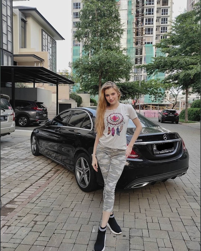 Belakangan ini baru terungkap bahwa Nastasya ternyata merupakan istri dari salah satu aktor Indonesia bernama Robby Shine. Nama Robby Shine sendiri mulai terkenal setelah menjadi runner up L-Men of The Year 2004 dan membintangi beberapa sinetron setelahnya. Foto: Instagram/@nastasyashine