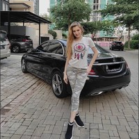 Belakangan ini baru terungkap bahwa Nastasya ternyata merupakan istri dari salah satu aktor Indonesia bernama Robby Shine. Nama Robby Shine sendiri mulai terkenal setelah menjadi runner up L-Men of The Year 2004 dan membintangi beberapa sinetron setelahnya. Foto: Instagram/@nastasyashine