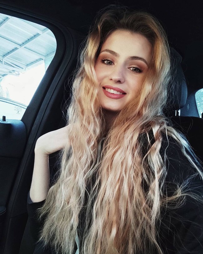 Baru kali ini saya bingung dengan bahasa saya sendiri, komentar salah seorang netizen. Pagi-pagi dibikin bengek sama mba bule, tambah netizen lain. Plis capek banget gua nahan bengek tengah malam, komentar netizen lain. Bener-bener kalo sama ka Natasya, jadi susah memahami bahasa sendiri, komentar netizen lainnya. Foto: Instagram/@nastasyashine