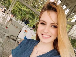 8 Potret Wanita Cantik Rusia yang Viral, Ternyata Suaminya Aktor Indonesia