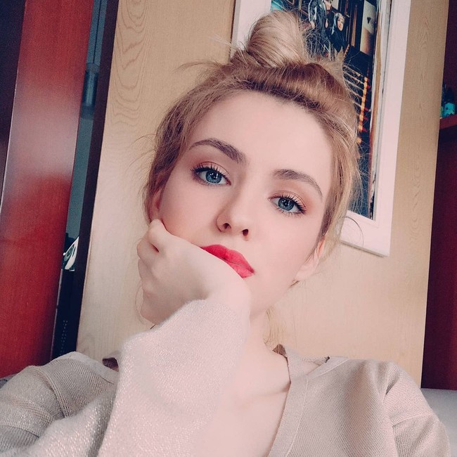 Nastasya sendiri berhenti dari dunia modellingnya usai menikah dengan Robby Shine. Dirinya kini lebih memilih untuk mengurus anak dan membuat konten-konten di TikTok. Foto: Instagram/@nastasyashine