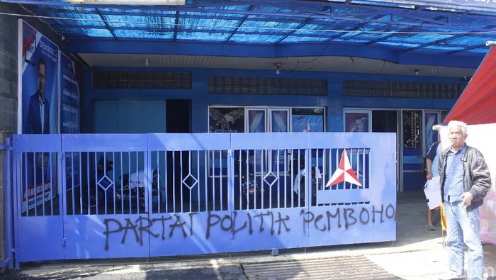 Pagar markas Demokrat Bandung dicoret Partai Politik Pembohong