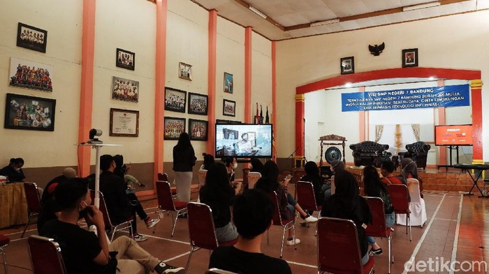 Pandemi, Sekolah di Bandung Ini Gelar Pensi Virtual SMP Negeri 7 Kota Bandung menggelar Pentas Kreasi dan Seni (Pensi) secara hybrid atau campuran virtual dan luar jaringan. Pensi digelar virtual karena pandemi COVID-19.