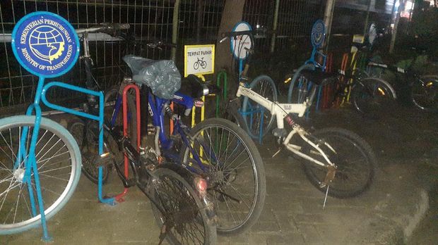Parkir sepeda di Stasiun Bekasi.