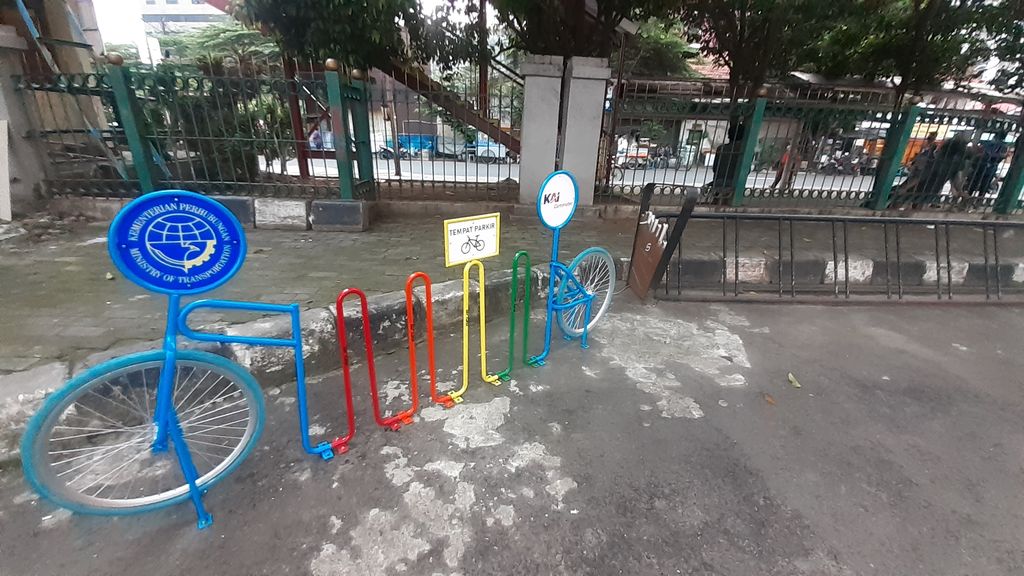 Parkir Sepeda di Stasiun Juanda Parkir Sepeda di Stasiun Juanda