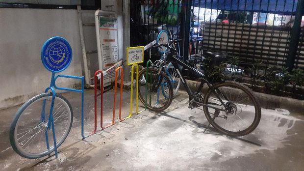 Parkir sepeda di Stasiun Klender.