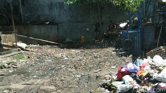 Pasar Ajibarang sudah dibersihkan dari tumpukan sampah, tapi sampah yang dibuang sembarangan muncul lagi. 17 Maret 2021. (Dok Istimewa/pedagang Pasar Ajibarang)