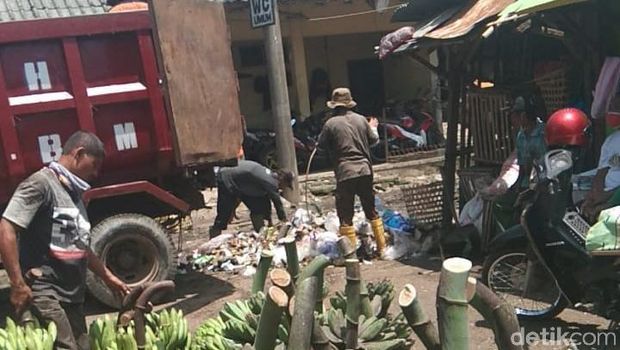 Pasar Ajibarang sudah dibersihkan dari tumpukan sampah, tapi sampah yang dibuang sembarangan muncul lagi. 17 Maret 2021. (Dok Istimewa/pedagang Pasar Ajibarang)