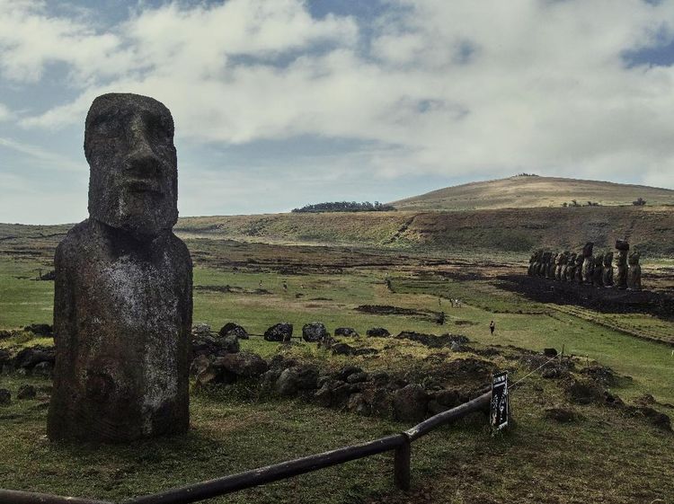 Foto Pulau Paskah dan Ratusan Patung Wajah Misterius