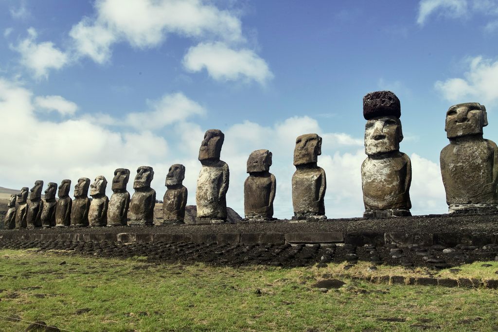 Patung Moai di Pulau Paskah