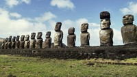 Adapun yang membuat pulau ini menarik karena di sana terdapat ratusan Moai, patung manusia yang diukir di batu dalam beragam ukuran. Maoi bisa memiliki ketinggian mencapai 10 meter dengan berat mencapai 14 ton, lho. Diperkirakan patung-patung Moai ini berasal dari abad ke-12.