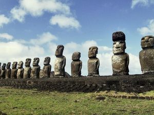 Kebakaran Bikin Patung Moai di Pulau Paskah Rusak Parah