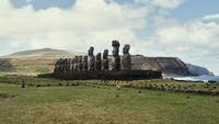 Pulau Paskah, pulau yang terisolasi ini, memiliki jarak terdekat dengan daratan sejauh 3.218 kilometer dari Chile. Rapa Nui, panggilan warga lokal terhadap Pulau Paskah, kepulauan vulkanik di Samudera Pasifik bagian tenggara ini menjadi pusat budaya di Polinesia.