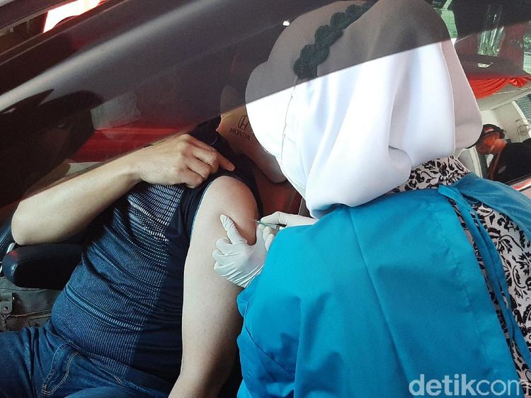 Vaksinasi COVID-19 Drive Thru untuk Lansia di Bogor